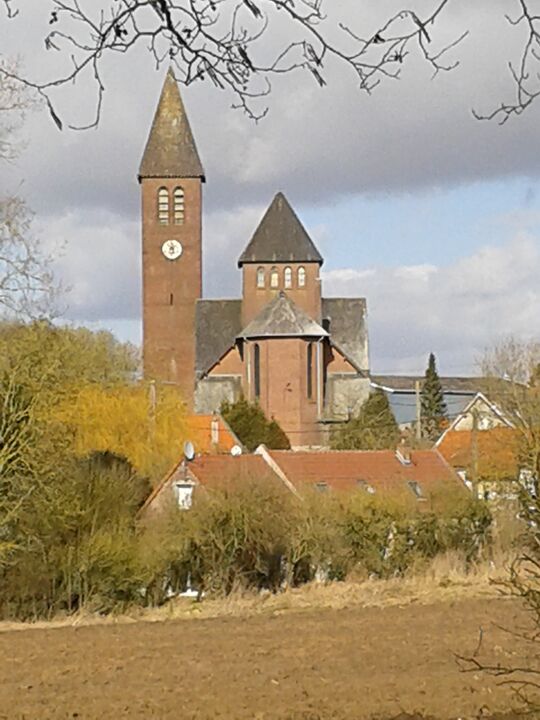 Vue lointaine de l'église